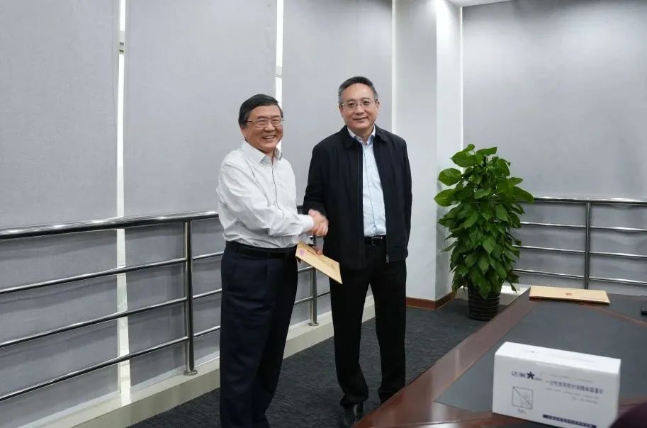 奉賢區(qū)人大常委會(huì)黨組書記、主任張培榮一行蒞臨上海山美股份開展“優(yōu)環(huán)境、穩(wěn)經(jīng)濟(jì)”大走訪大調(diào)研